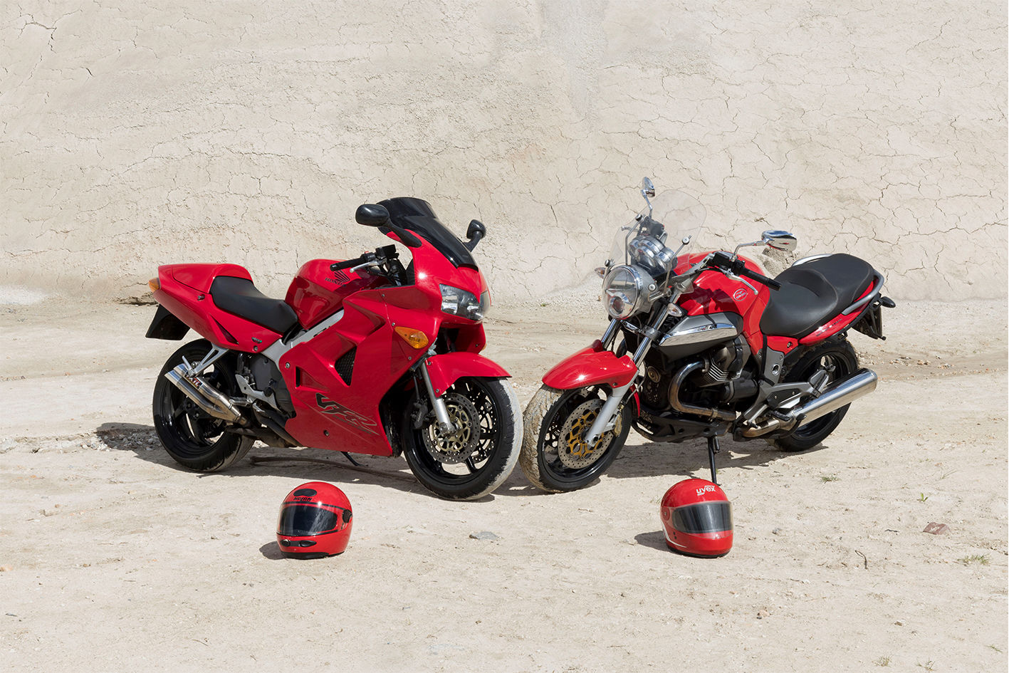 Fotografie von zwei roten Motorrädern mit Helmen zu Deutung 127