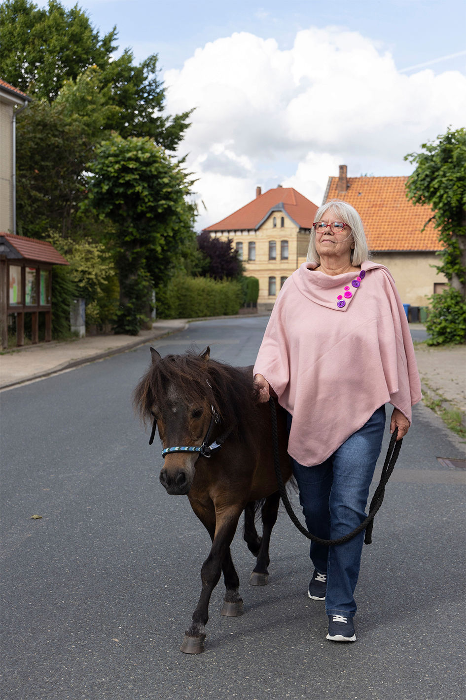 Fotografie - Porträt von Bärbel Peltzer mit Poncho und Pony zu Deutung 136h