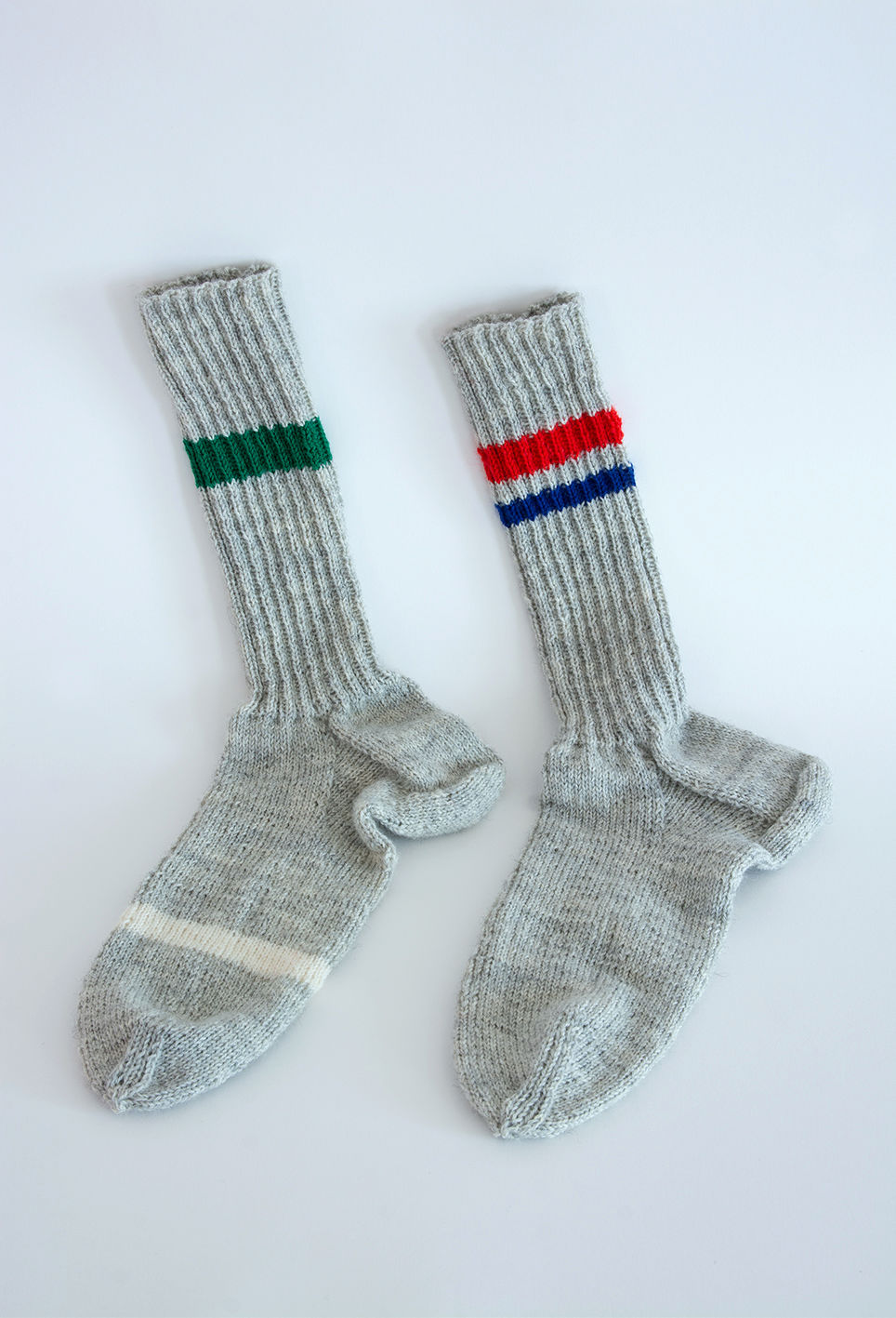 Fotografie zu Deutung 83j - ein ungleiches Paar gestrickter mehrfarbiger Socken