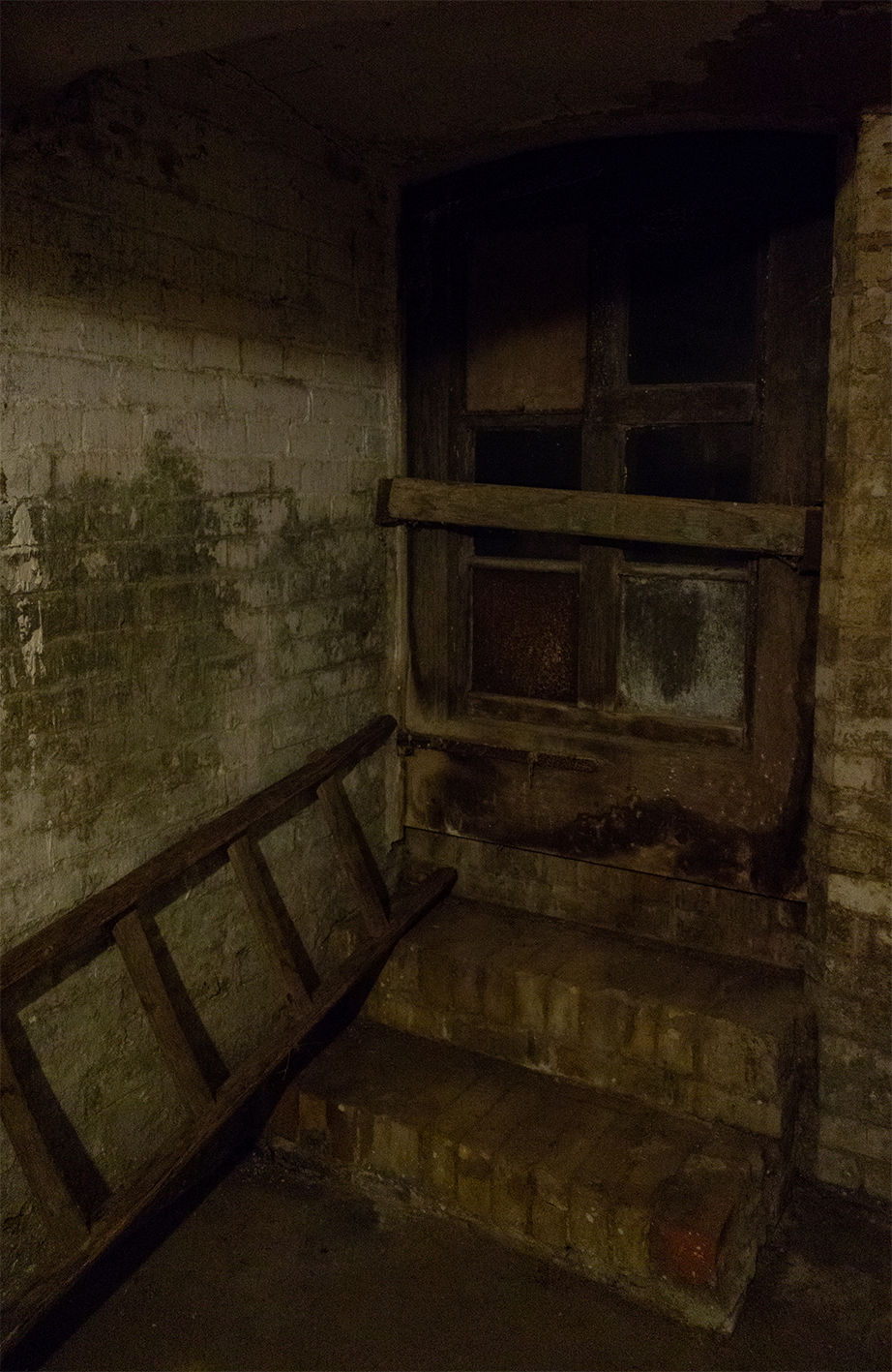 Fotografie - Blick in eine Ecke des Kellers von Gabi Fasterding zu Deutung 88h