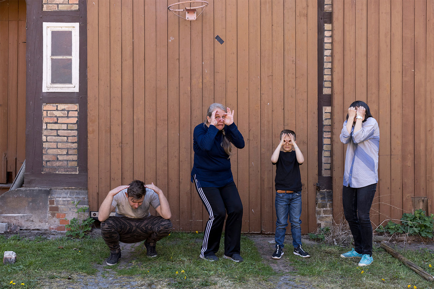 Fotografie - Ute, Torsten und Jeremias Gerken sind Mitglieder des Theatervereins Söhlde. Zusammen mit Matti und Karen Winzer improvisieren sie zu Deutung 44b