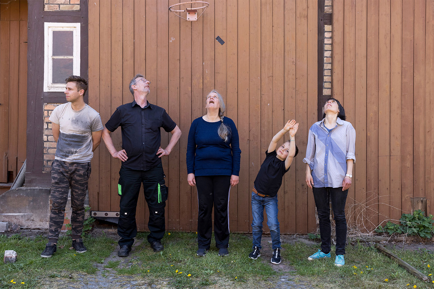 Fotografie - Ute, Torsten und Jeremias Gerken sind Mitglieder des Theatervereins Söhlde. Zusammen mit Matti und Karen Winzer improvisieren sie zu Deutung 9e