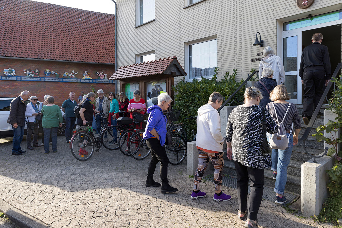 Fotografie - Söhlderinnen kommen zur Veranstaltung in die Alte Gemeinde